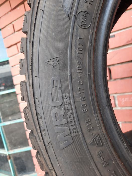 Продавам 2 зимни гуми 215/60/17 C бус Nokian