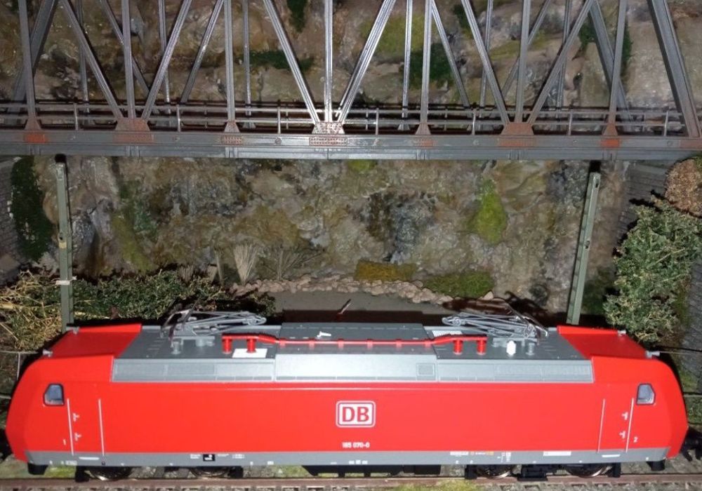 Trix Locomotiva digitala BR 185 digitala scara HO 

Tracțiune integral