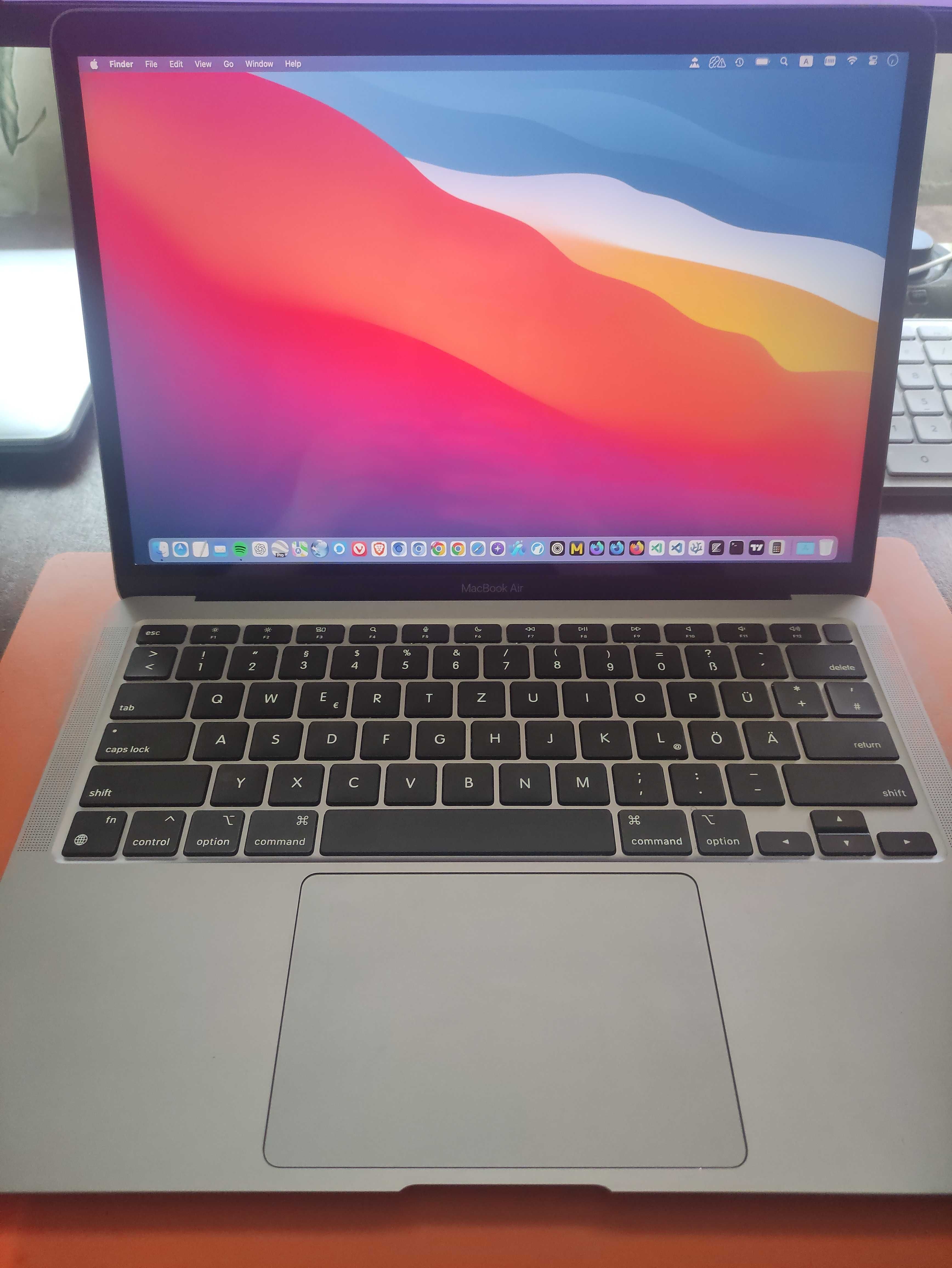 Apple MacBook AIR 13" M1 8 ядра CPU и 8 ядра GPU с 8GB RAM и 512GB SSD