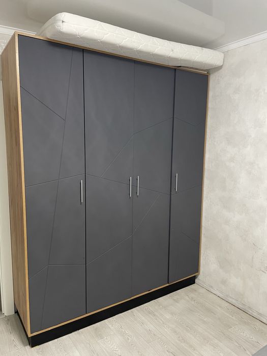 Шкаф и двухспальная кровать