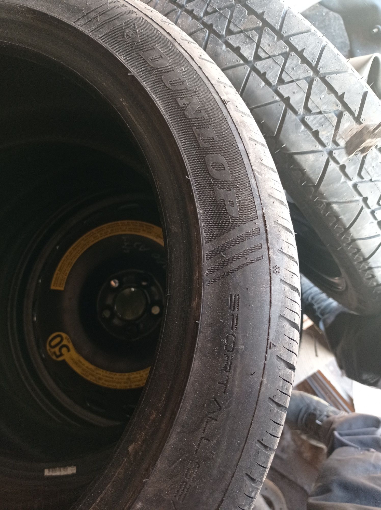 Продавам 2бр гуми Dunlop 225/45/17