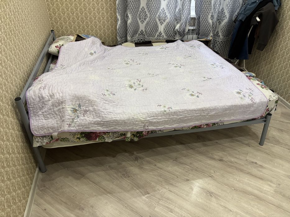 Кровать с матрасом