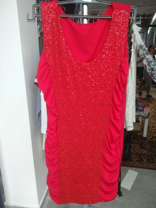 Рокля в червено с пайети