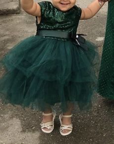 Vand rochie fetita ,marimea este de 4 ani