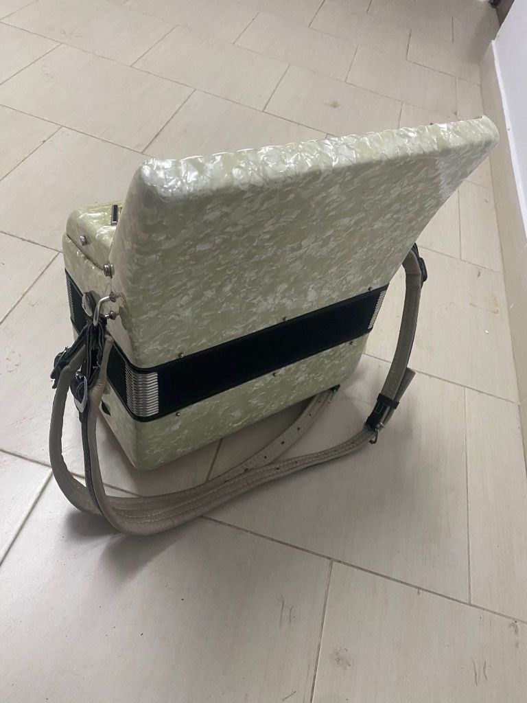 Vând acordeon 48 basii