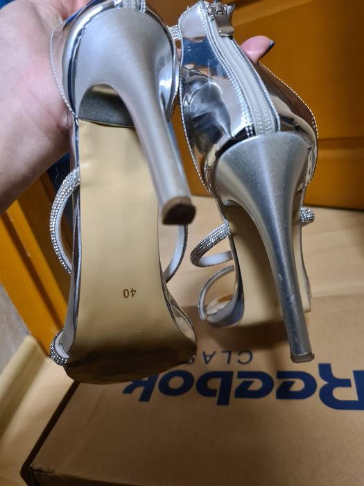 Обувки на ток сребристи