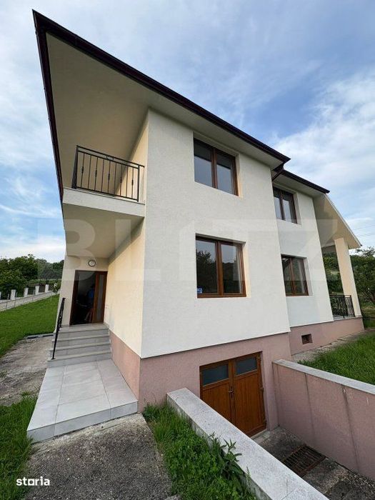 Casa de vanzare, cu 4 camere, 180 mp 1300mp teren Valea Ghinzii