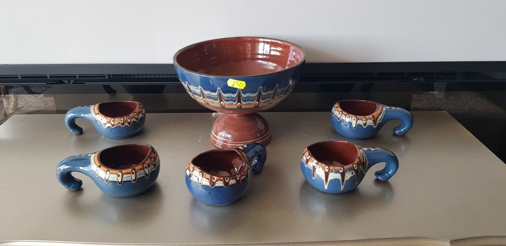 Căni, carafe, boluri vechi din ceramică italiană