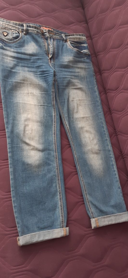 Продам женские джинсы. Размер 50. 2000 тенге.