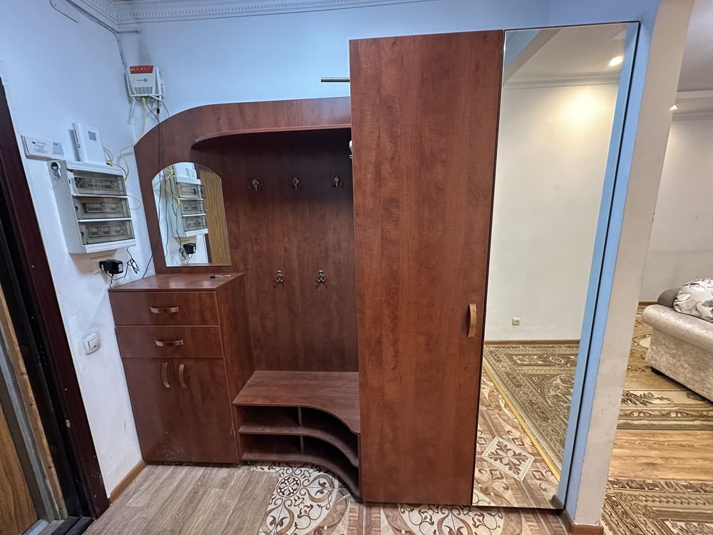 Продам прихожую шкаф