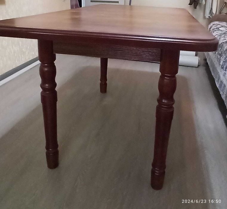 Продается стол в гостиную