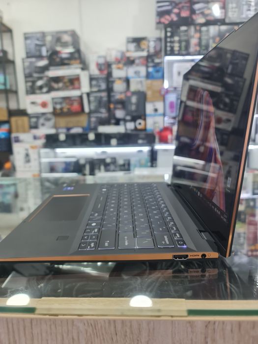 MSi Ultra 7-155H
16 ozu
1 TB ssd
Arc graphics!
13.3 ips touchscreen 
E