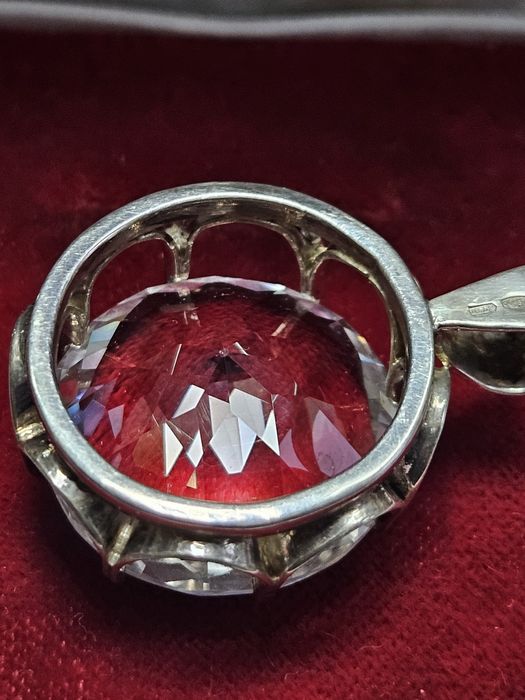 Сребърна Висулка с голям топаз.