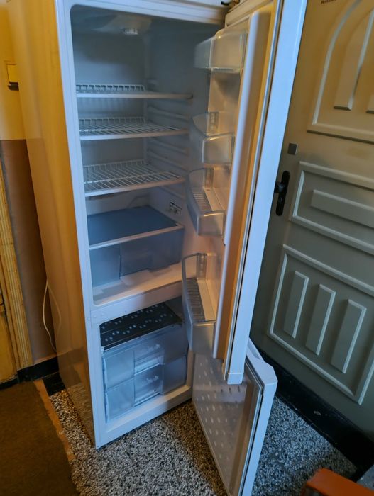 Бял Хладилник Веко