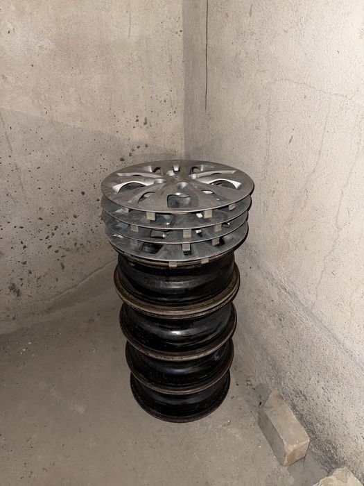 Продам диски штампованные с колпаками.