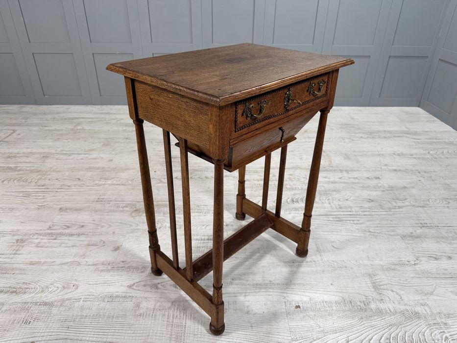 Конзолна маса - шкафче за шиене Д1099