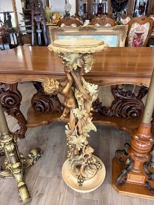 Piedestal sculptat și vopsit manual