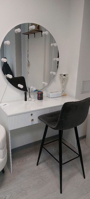 Столик для визажиста