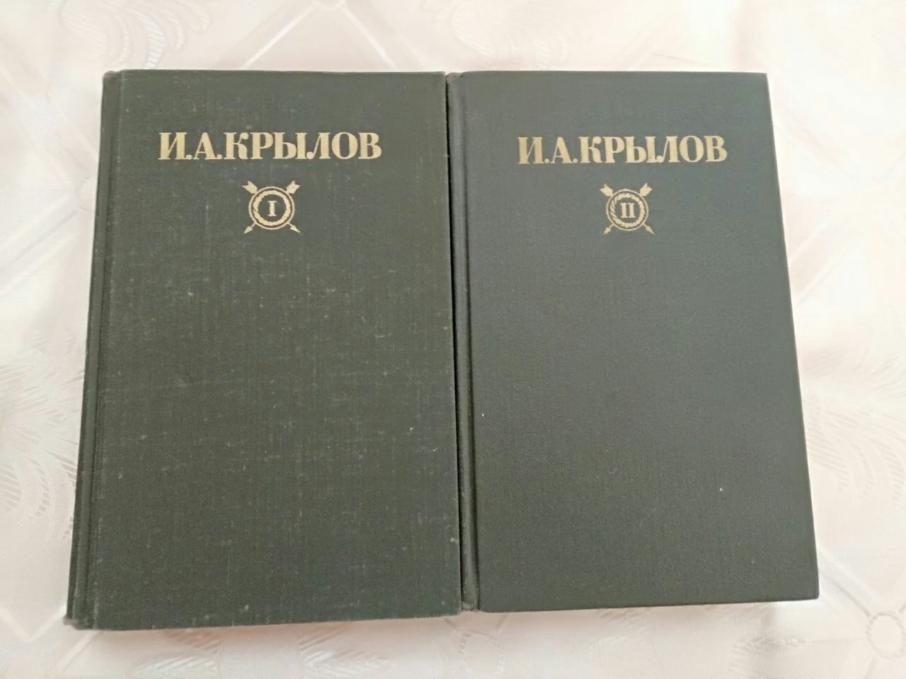 Продаются книги- И.Крылов