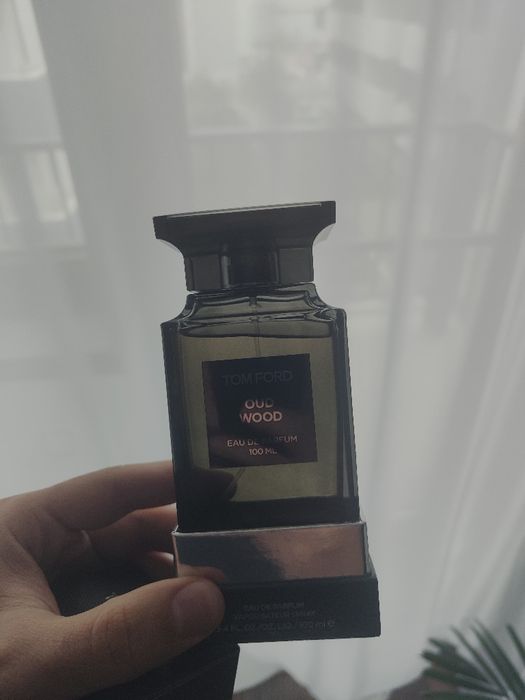 Vând Tom Ford oud wood