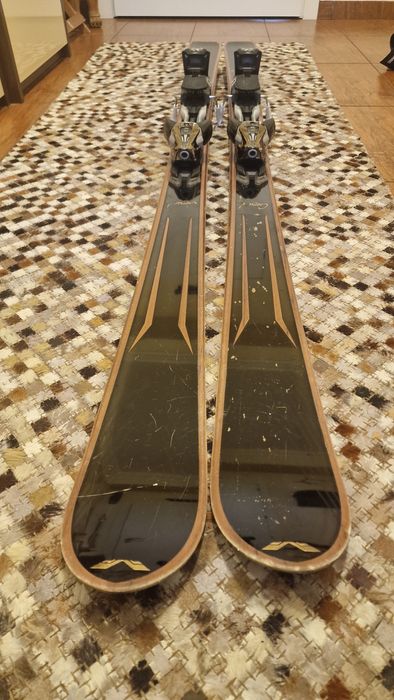 Schiuri Volant Pure Black 174 cm