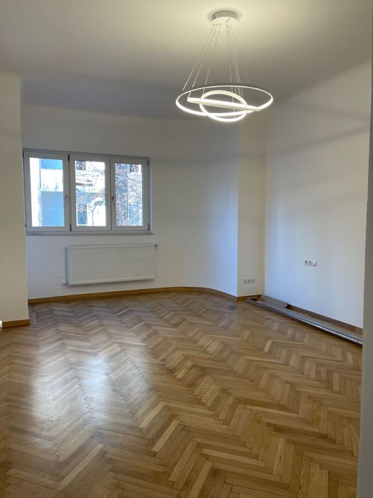 Ofer spre inchiriere   apartament de 3 camere Universitate
