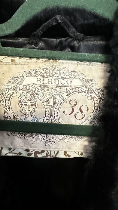 Haina blana cu piele