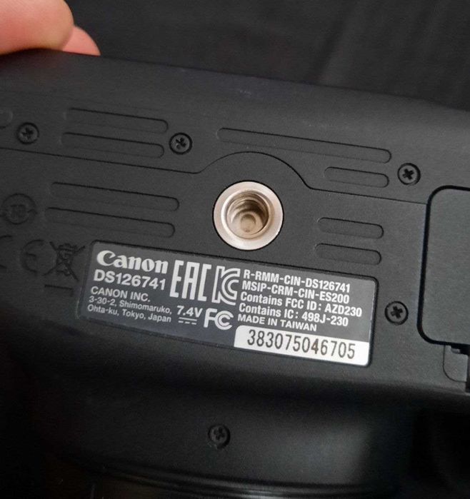 Продам новый Canon EOS 2000D