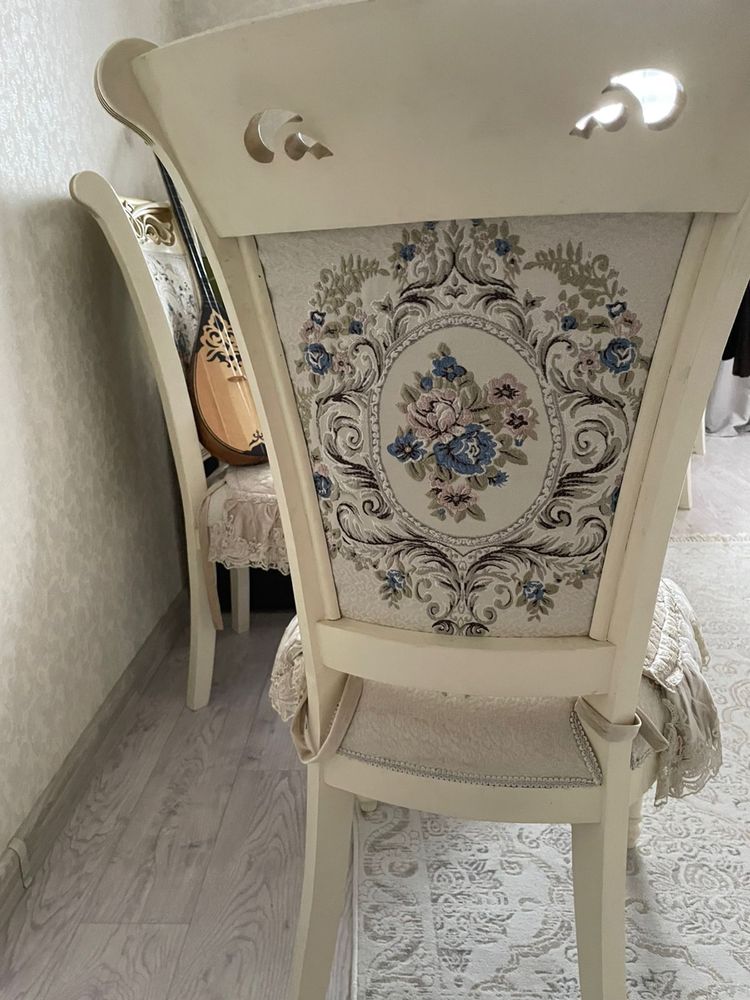 Продается стол со стульями