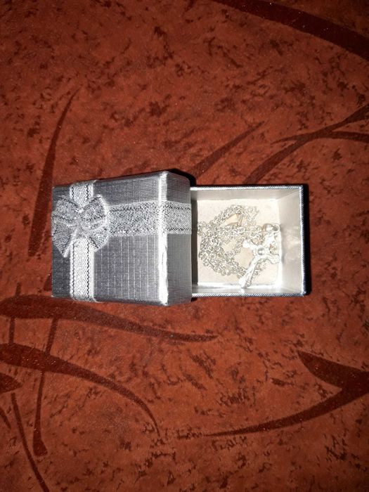 Продавам НОВ комплект СРЕБЪРЕН СИНДЖИР с КРЪСТ с проба на среброто 925