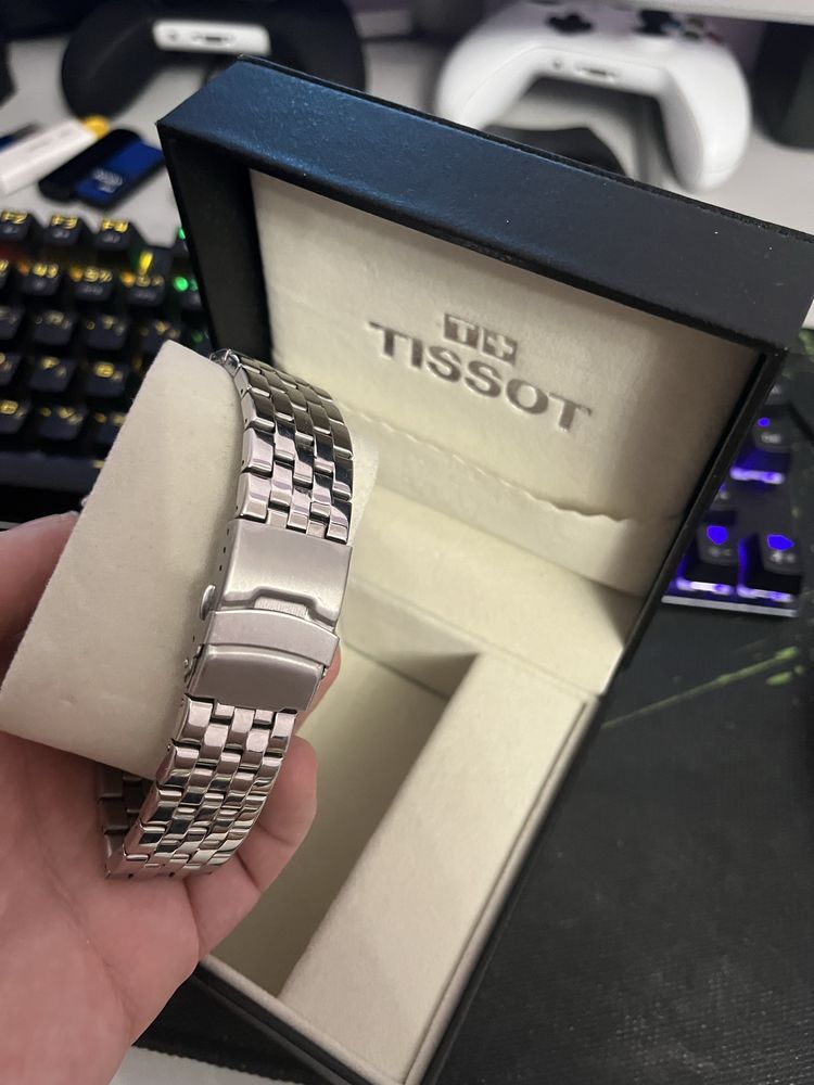 Часы tissot в хорошем состоянии кварц. 2 ремешка кожа и металл