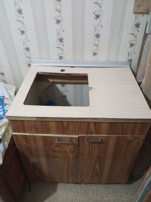 Кухонный стол и тумба под раковину