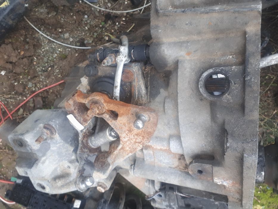 Vînd cutie 6+1viteze golf 4 si motor dizel 1,9 motor axr