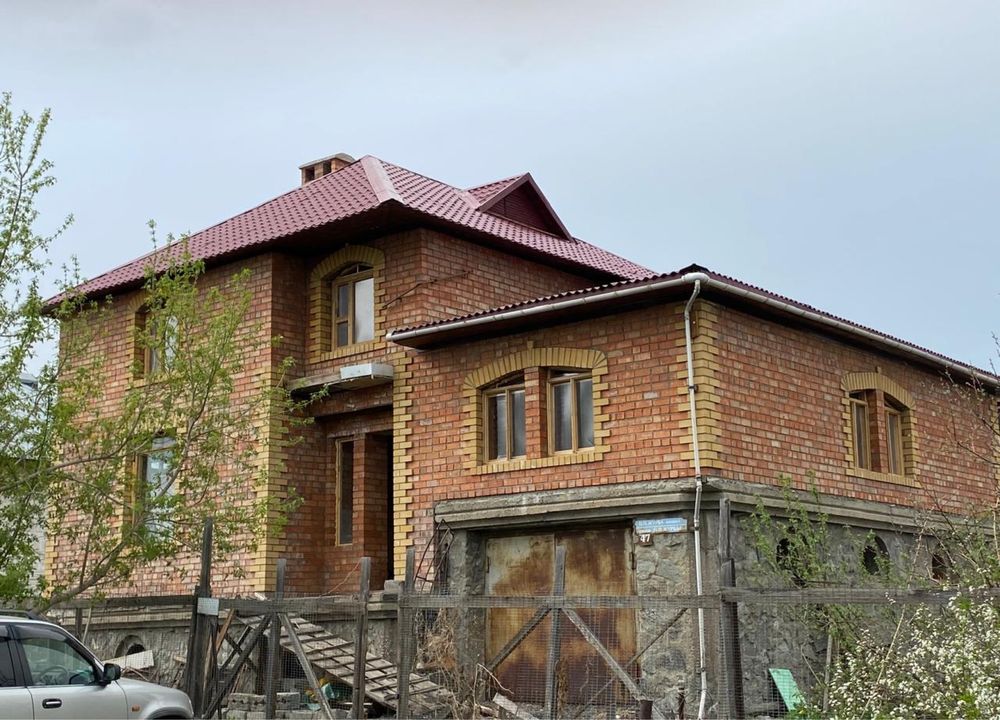 Продам 2х этажный дом 23 мкрн ул.Журбы.S=245 кв.м.Участок 12 соток