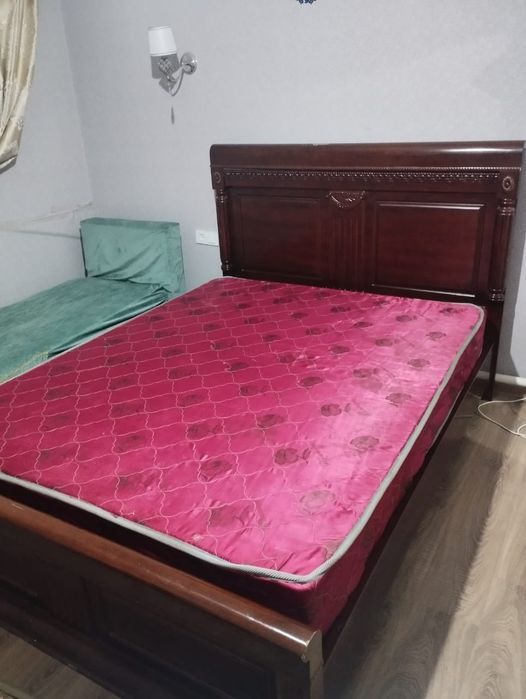 Двухспальная кровать с матрасом