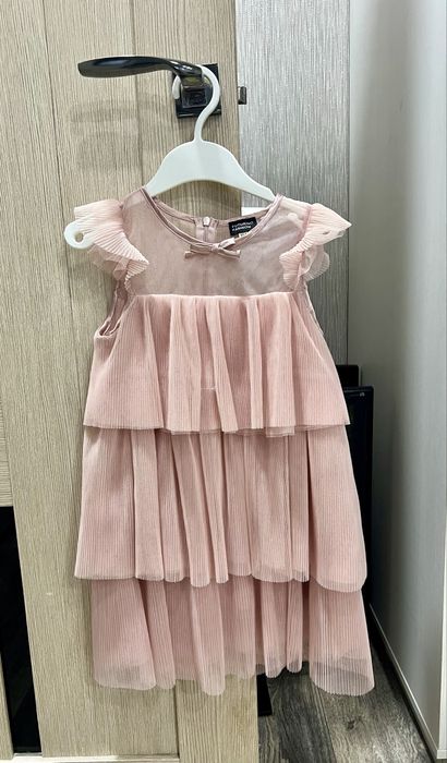 Продаю новое нарядное платье 104 размер