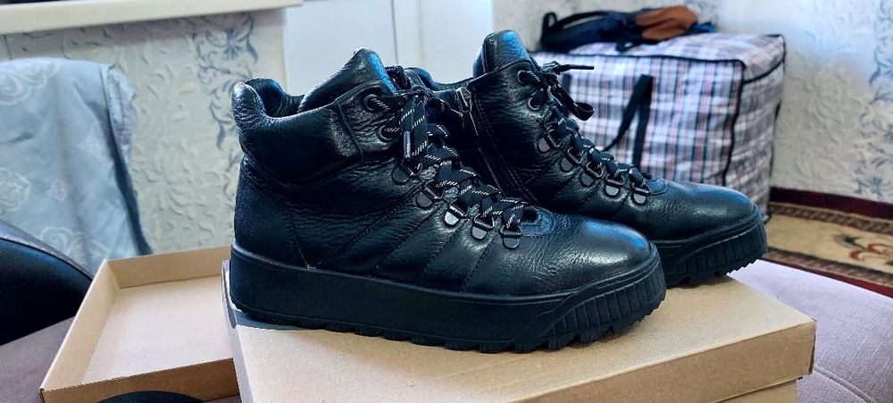 Продам зимние ботинки