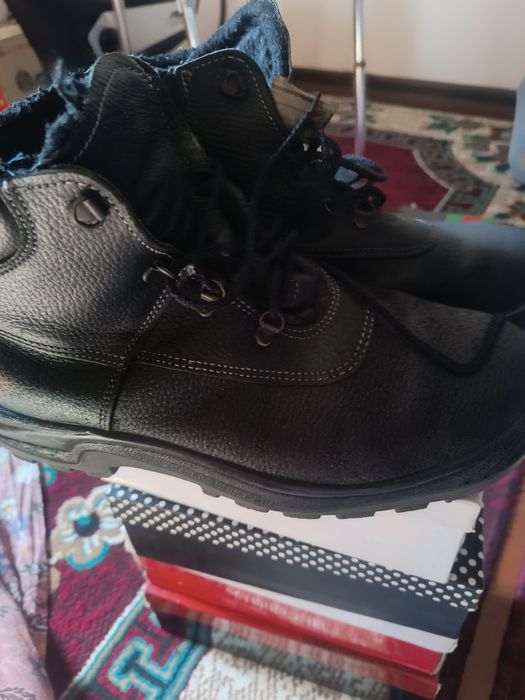 Срочно продам ботинки