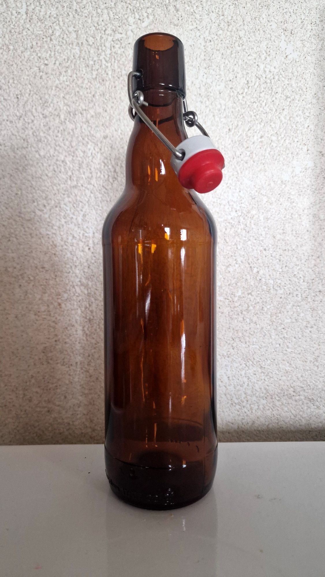 Стекляная бутылка с бугельной пробкой