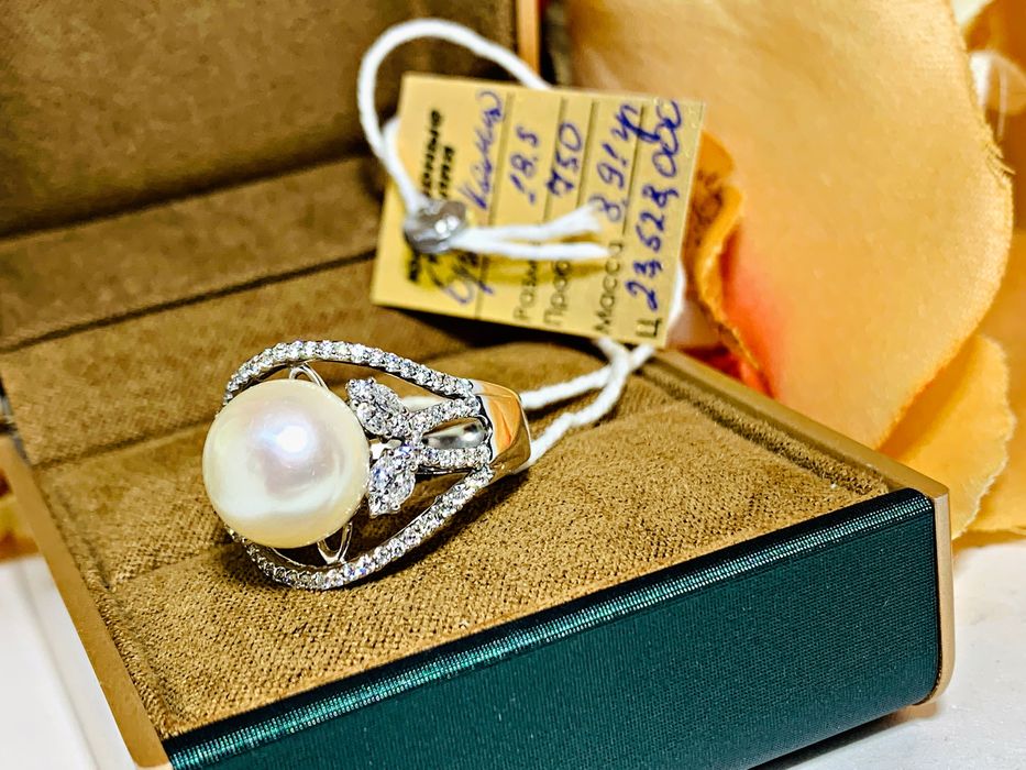 золотое кольцо с бриллиантами и натуральным камнем – Жемчуг