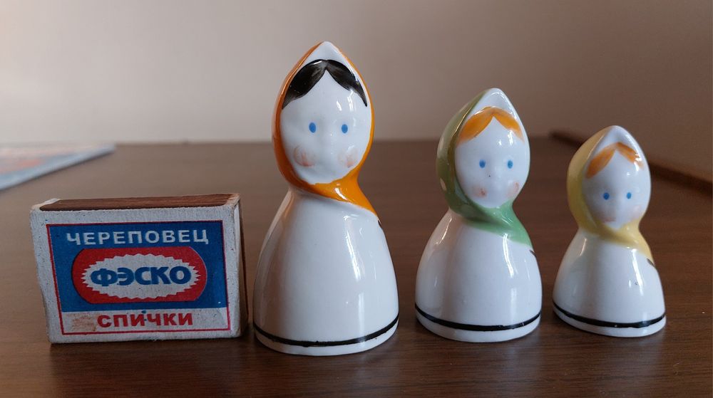 Фарфоровые статуэтки девочки в платочках матрёшки