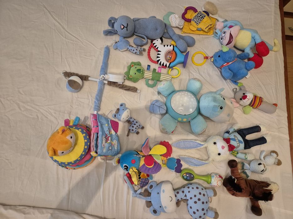 Лот играчки, активна гимнастика, въртележка за кошара и прожектор