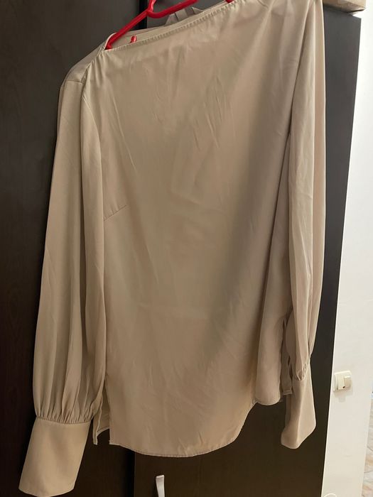 Bluză eleganta, purtată o singură dată, fără defecte.
