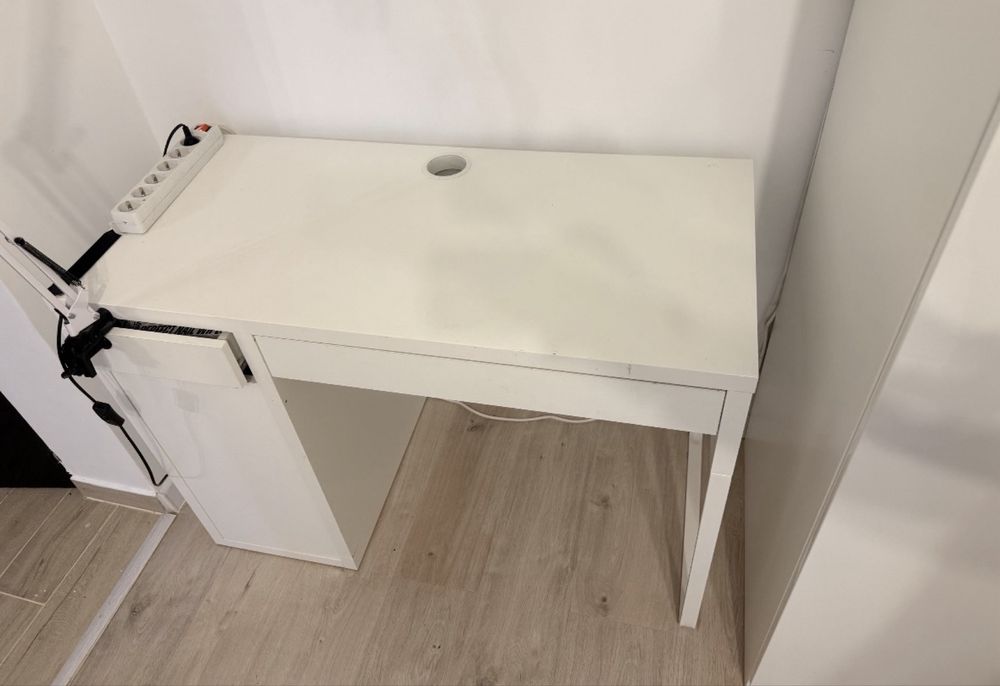 Birou alb cu spatiu de depozitare