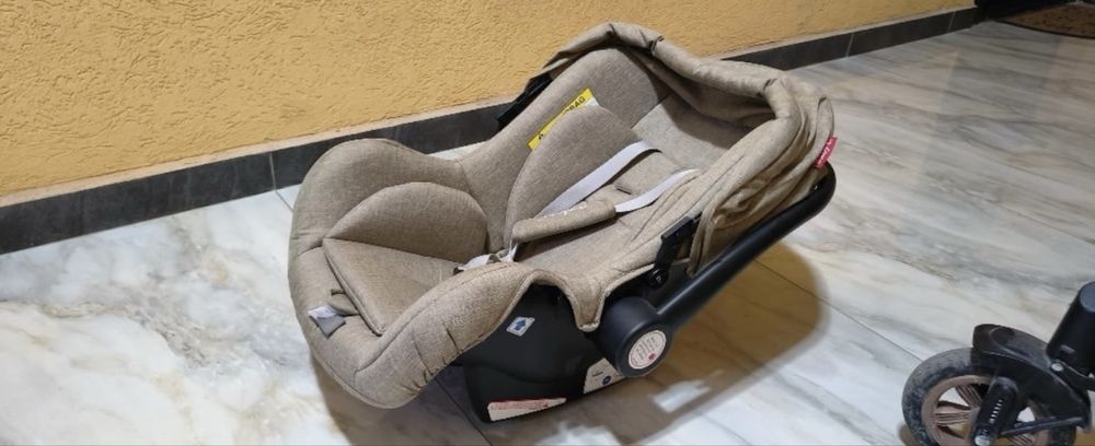 Carucior pentru bebe impecabil