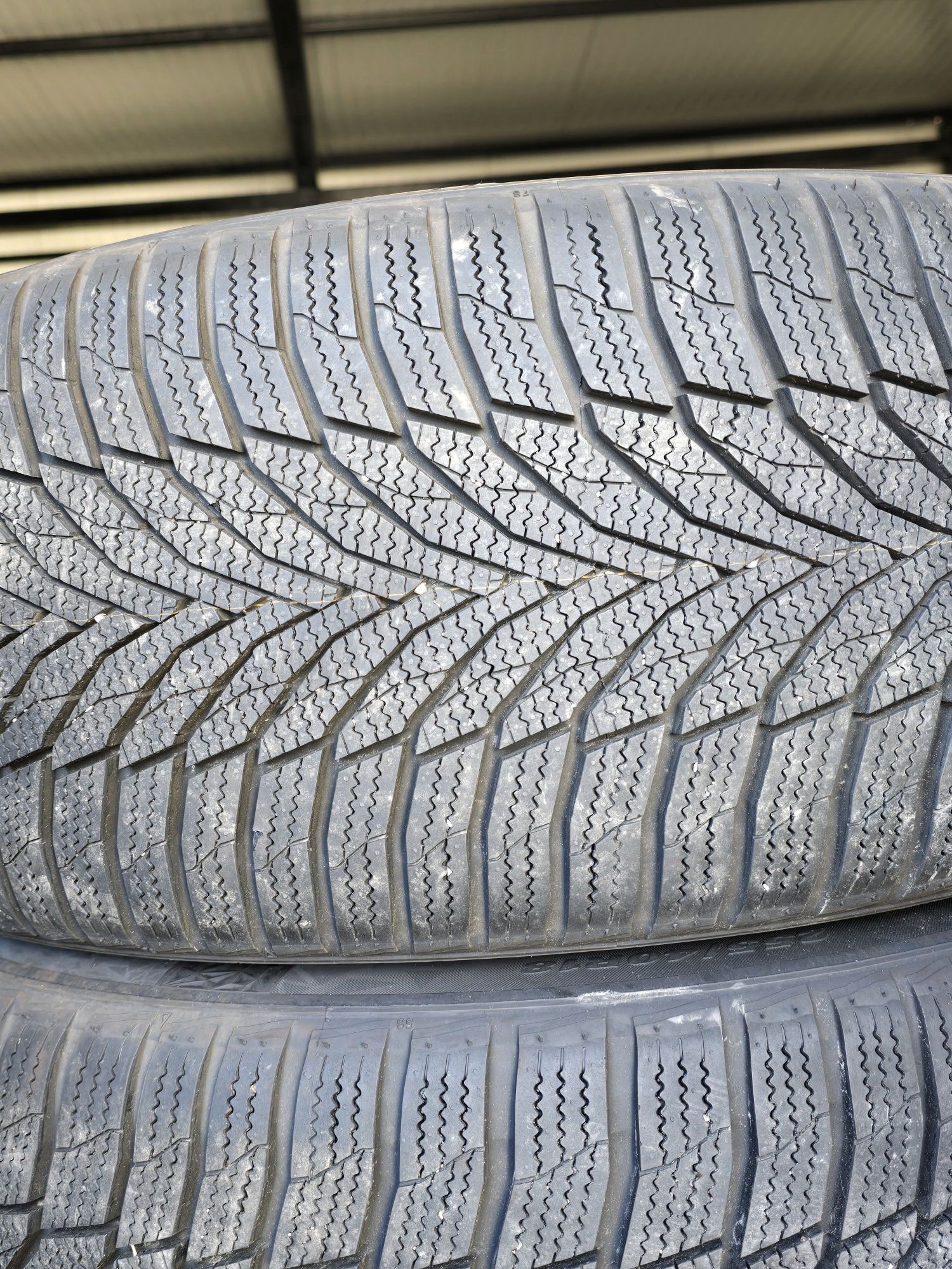 2 Броя 255/40/18 Nexen 8,5mm 2023DOT