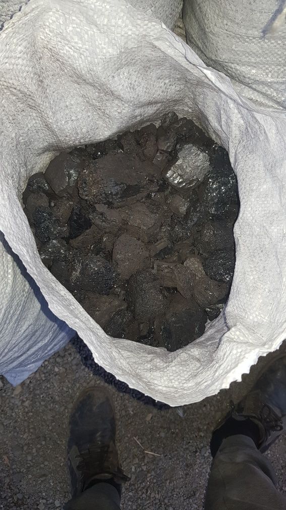 Дрова и уголь в мешках