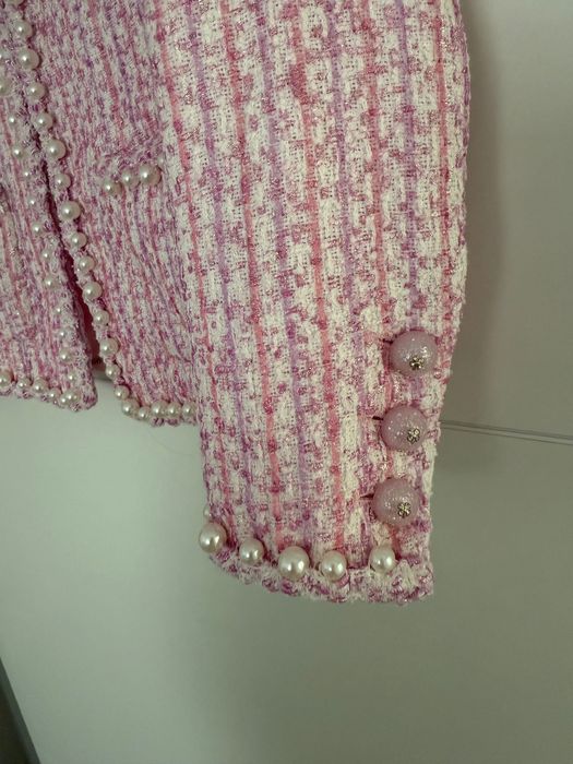 Много красиво сако Chanel.