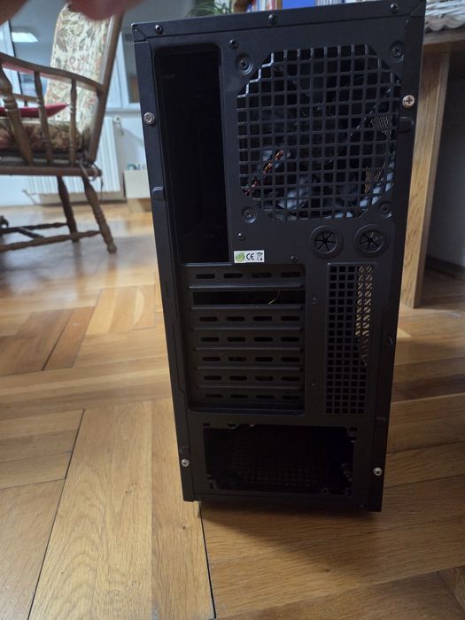 Кутия за компютър Persy Stinger – отлично състояние