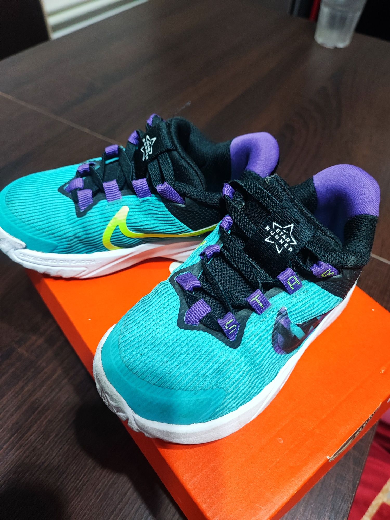 Vând adidași băieți nike